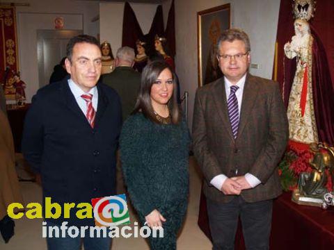 La historiadora Virginia Gil junto al alcalde y el presidente de la Agrupación de Cofradías. / (Foto: Cedida)