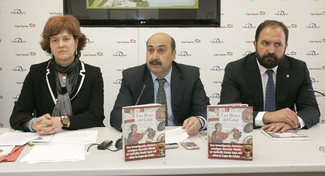 El secretario de la Fundación Monteleón, José Manuel Fernández Corral (C), presenta el libro 'Los reyes del Grial' con la presencia de sus autores, Margarita Torres y José Miguel Ortega. / (Foto: Campillo