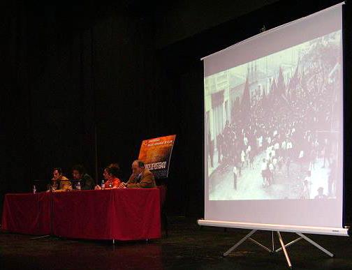 Momento de la presentación de «Un Pueblo en la retaguardia en la guerra civil en Torrevieja (1936- 1939)».