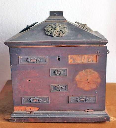 La urna que conserva el cráneo del jesuita martirizado. :: a. j. m.