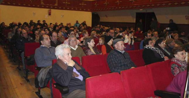 Aspecto del Teatro Municipal de Fuentesaúco lleno de aficionados durante la gala taurina.