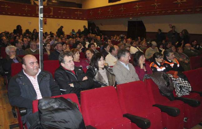 En primera fila concejales y miembros de Protección Civil.