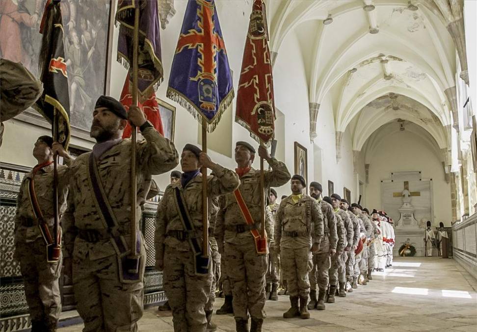 Acto militar celebrado ayer en el claustro de la catedral.