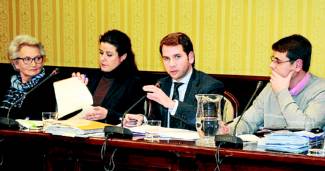 Reunión del Pleno de la Corporación Municipal egabrense, presidida por el alcalde, Fernando Priego. / ROMERO