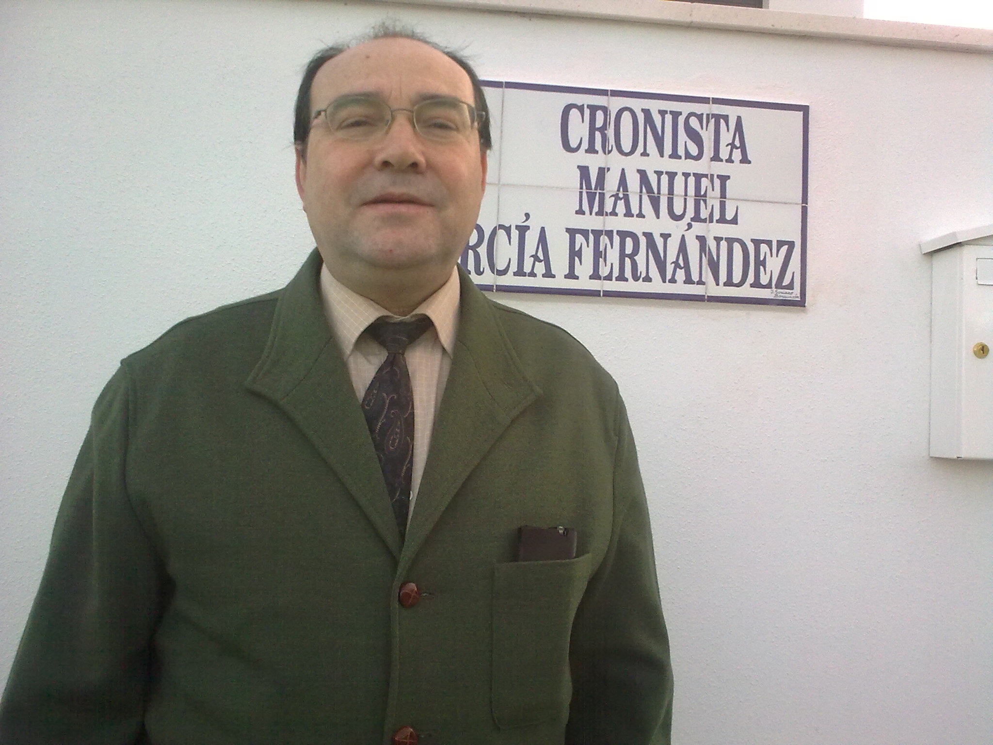 Manuel García Fernández, cronista oficial de Carrión de los Céspedes (Sevilla) en la clle que lleva su nombre.