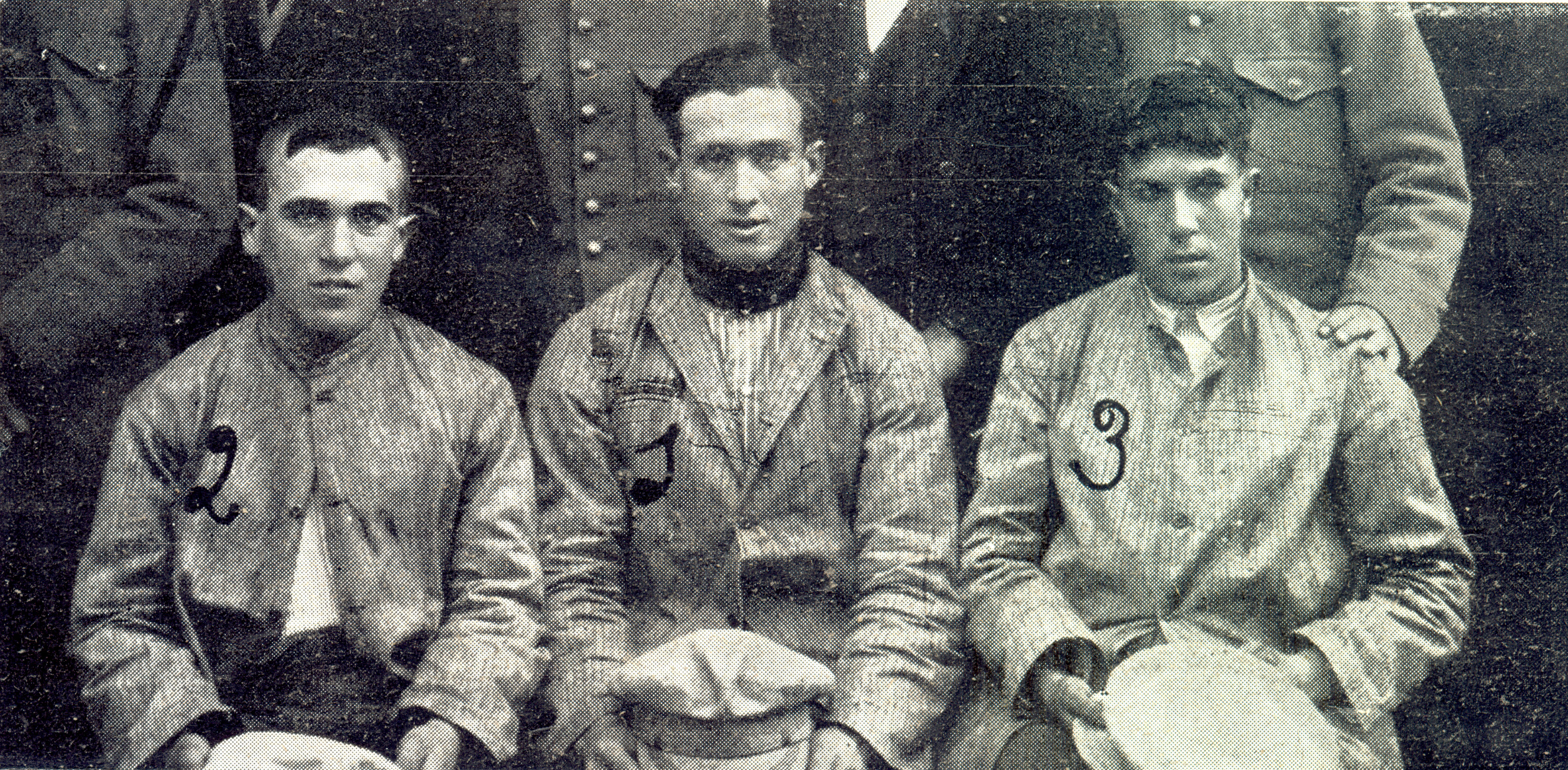 Los marineros José Galindo (1), Vicente Martínez (2) y Ramiro Cayuelas (3), que lograron salvar sus vidas milagrosamente. / Colección de Fco. Sala Aniorte