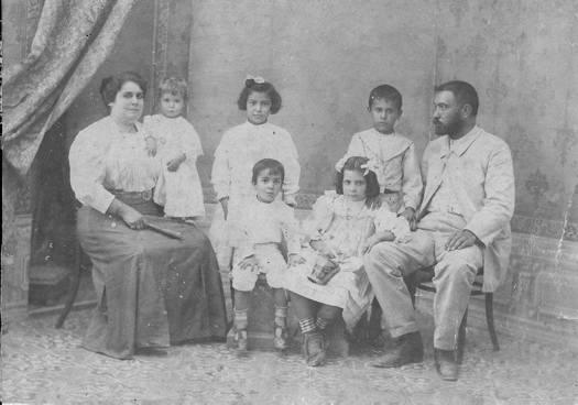 Vicente Castell Ibañez junto a su mujer e hijos.