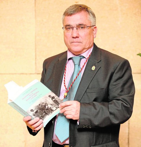 Ricardo Montes, con uno de sus libros en la mano. / F. MANZANERA