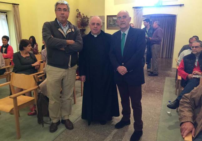 Por la izquierda, Jaime Izquierdo, Juan José Tuñón Escalada y Andrés Martínez Vega , ayer, en Covadonga.