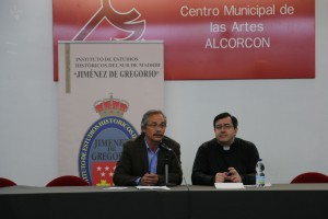 Alonso Resalt, a la izquierda en una reciente conferencia del Instituto de Estudios Históricos del Sur de Madrid