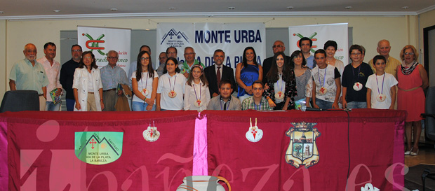 Al finalizar el acto todos los colaboradores de la revista y participantes en el acto se hicieron una foto de familia.