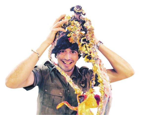 Manolo Peñalver, junto a una de sus obras, llamada 'Escultura de un torero'. / A. B. S.