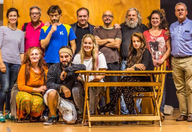 De izquierda a derecha, arriba: Carmen Barquero (indumentaria), Pepe Monteserín, Carlos Alba (Xuanín), Alberto Ortiz (iluminación), Maxi Rodríguez, Fernando Marrot (el inxenieru xefe), Nieves Fernández (doña Puri) y Joaquín Merediz (productor). Abajo: Azu