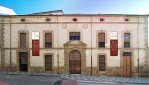 muestra fachada pancartas c_rey