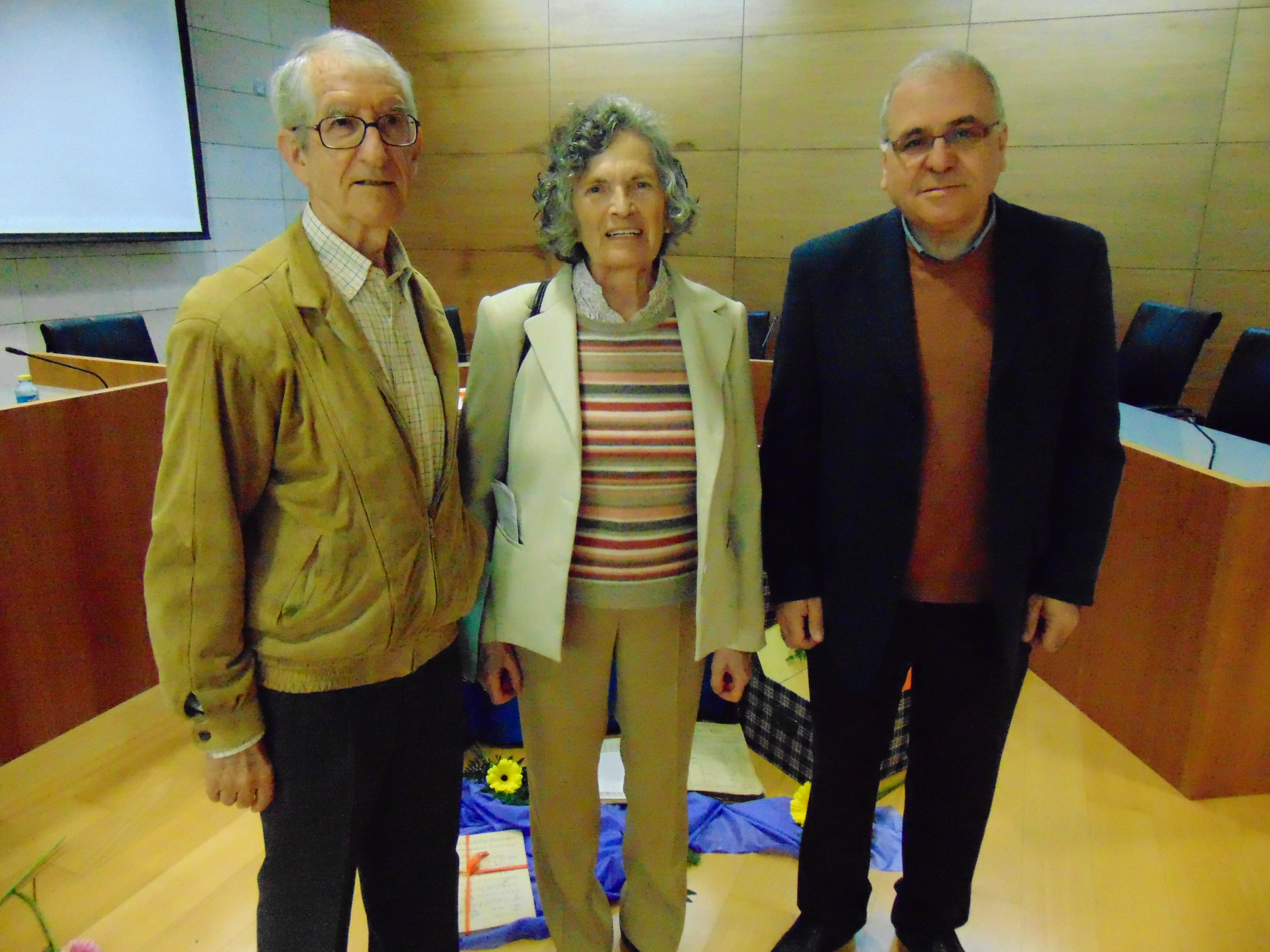 Isabel Munuera y su esposo junto al Cronista Oficial de Totana.
