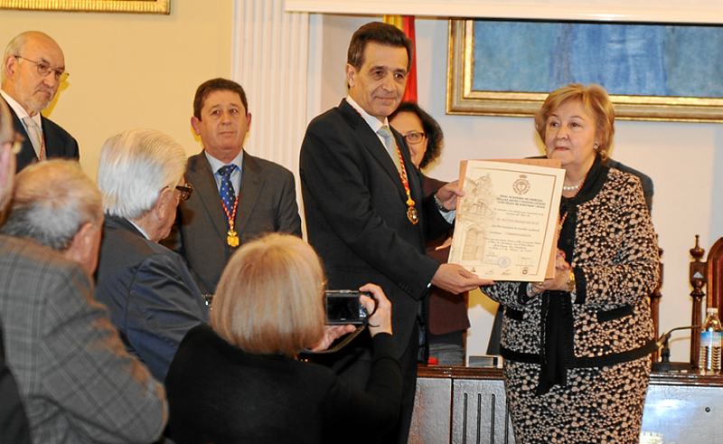 Blázquez recibe el título de manos de la presidenta de la Academia. - Foto:CORDOBA