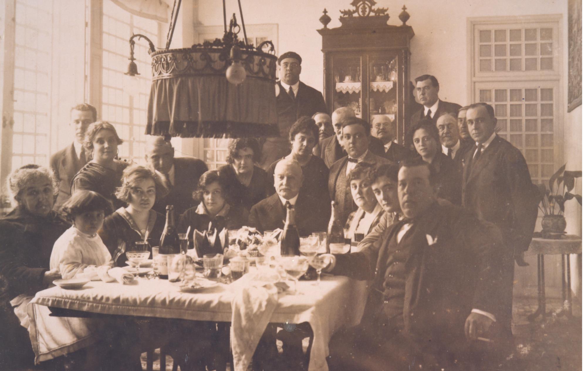 Comida de una familia torrevejense de alta posición económica. / Colección de F. Sala Aniorte