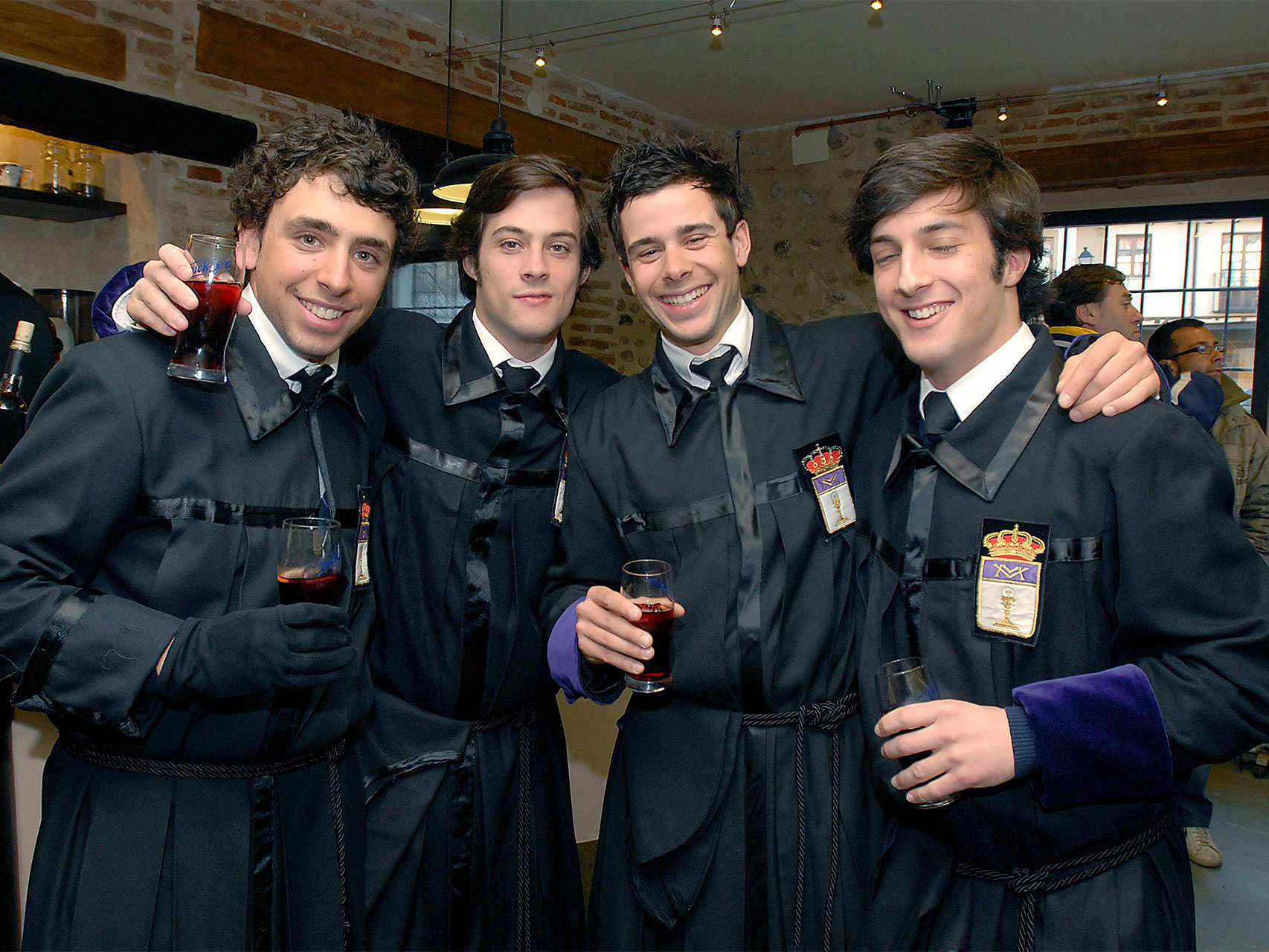 Cofrades de León bebiendo limonada. / Efe