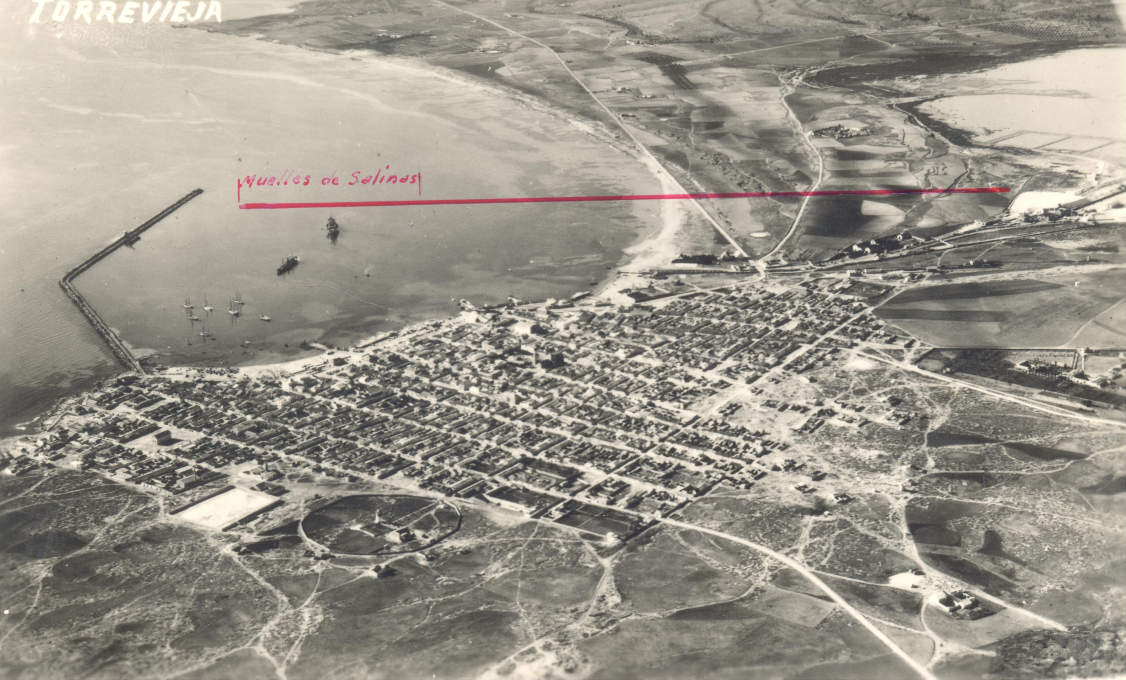 Fotografía aérea de Torrevieja con el dibujo del muelle de poniente proyectado.