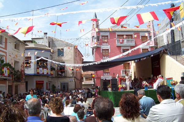 Plaza de la Constitucion engalanada para la Fiesta.