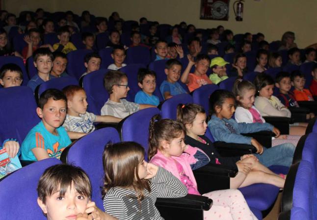 Los escolares, en el auditorio Félix Menéndez, ayer, en Vegadeo. / Belén Castudo