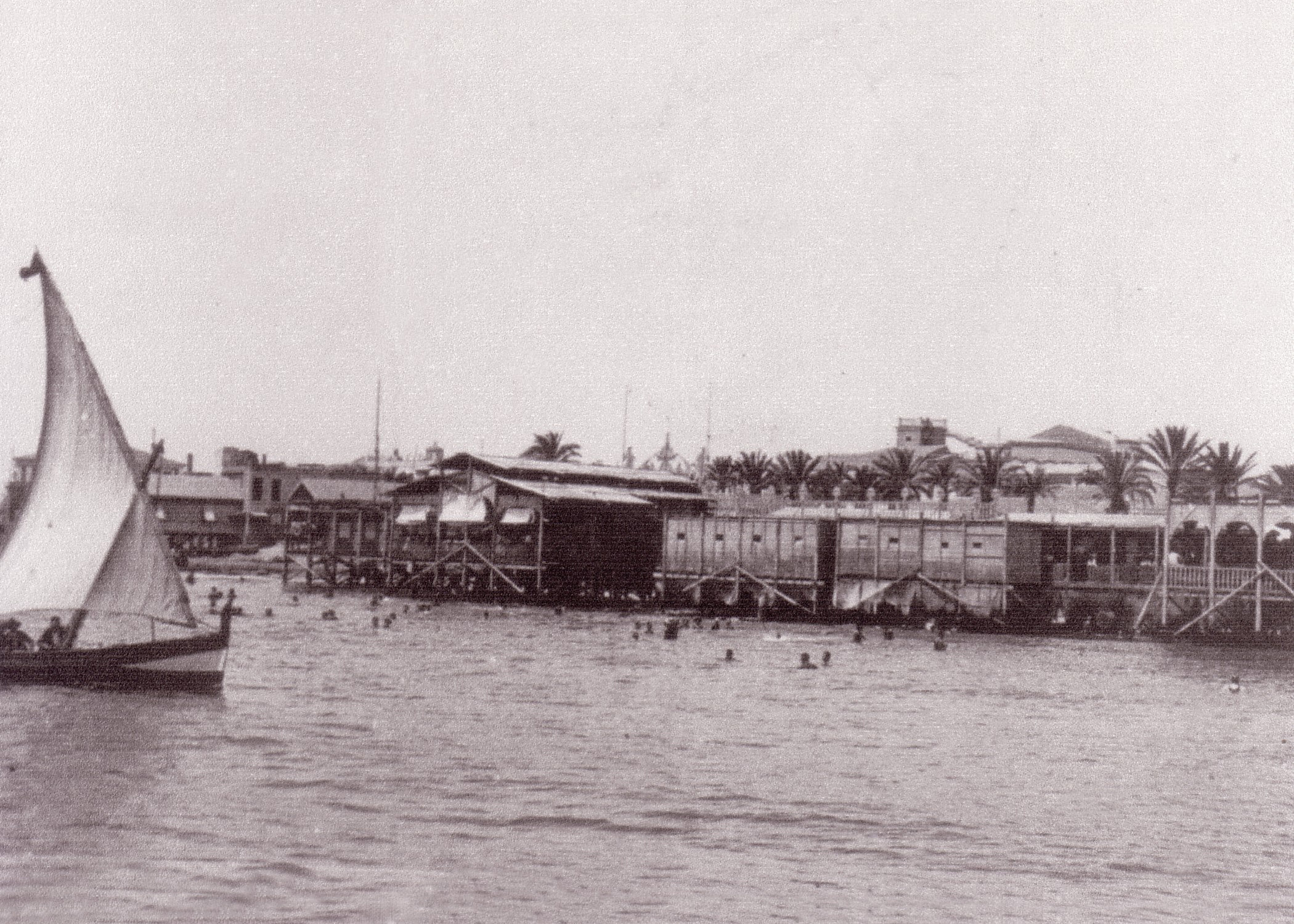 Los balnearios del paseo de Vista Alegre vistos desde el mar. / Foto A. Darblade
