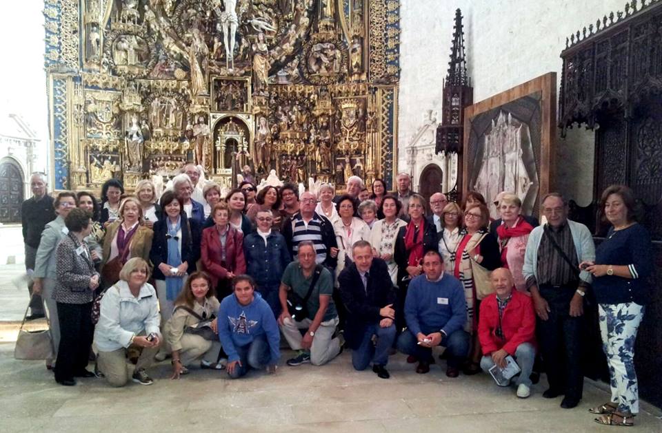 Congresistas de la Real Asociación de Cronistas Nacionales, el sábado pasado, en la Cartuja de Miraflores. A mi lado, también rodilla en tierra, nuestro guía, el profesor René Payo. Y a la derecha del todo, de pie, la mi Raquel Díaz Rámila.