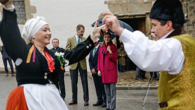 Una pareja del grupo de baile "Maura-Xeva", de Cangas de Onís. / M. LÓPEZ / J. PLAZA