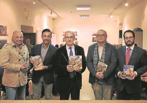 Presentación: Concejal, prologuista, autores y fotógrafo, posan anoche en el Palacio de la Isla. - CRISTINA BASTET