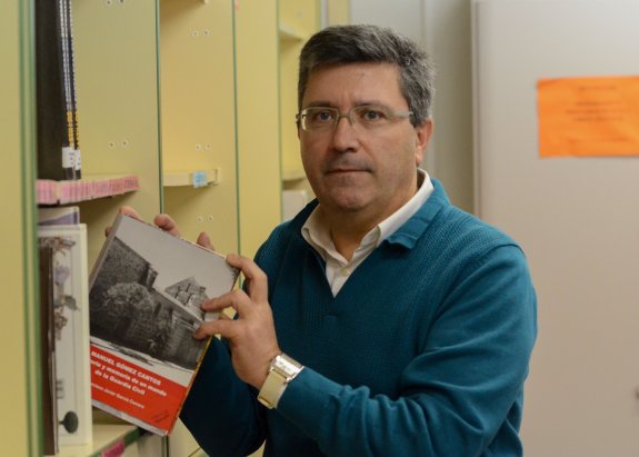 El profesor García Carrero, con su libro sobre Gómez Cantos. / C. MORENO
