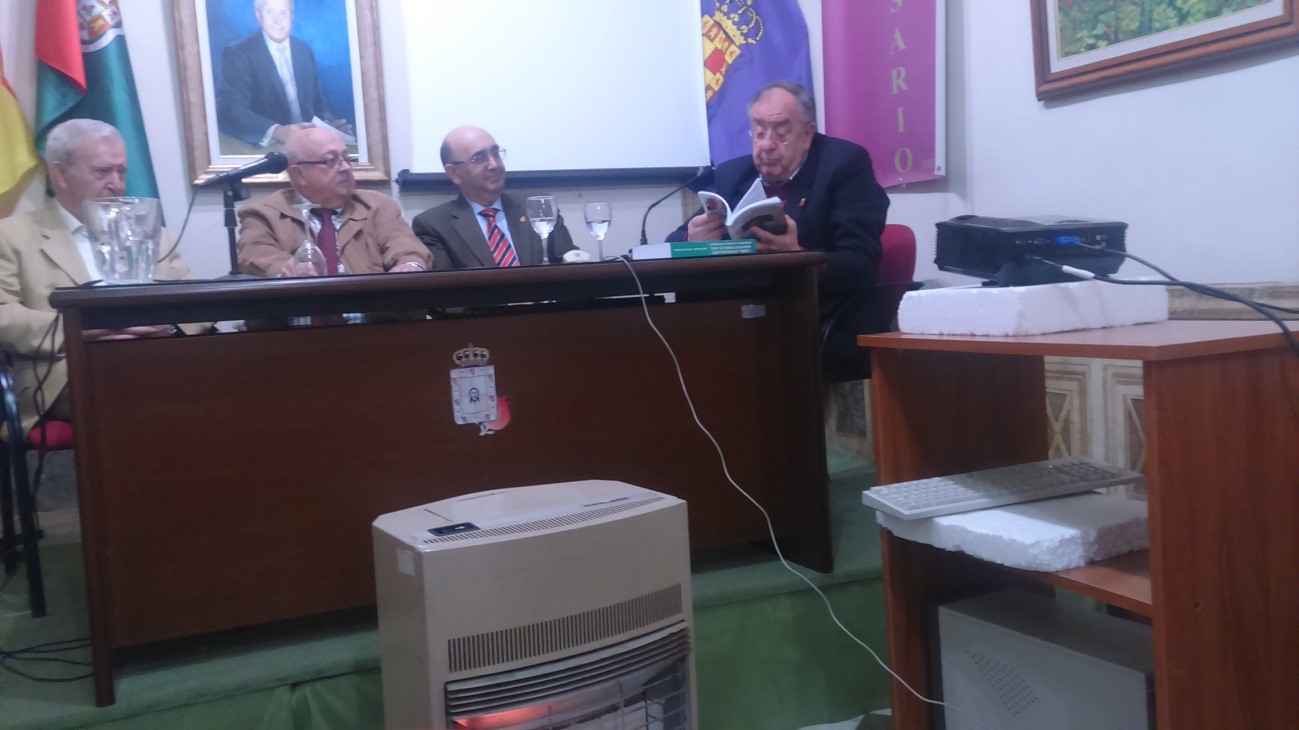 Antonio Rivas Morales, Apolonio Carabaño Jiménez, José Manuel Troyano Viedma y Guillermo Sena Medina, durante el acto de la presentación del libro: ‘Semblanza bio-bibliográfica de D. Guillermo Sena Medina’ (Salón de Actos de la Casa de Jaén en Granada, 9/III/2017. / Fotografía de María Dolores Chicharro Caballero)