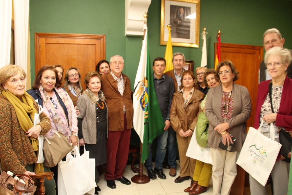 Los visitantes con el alcalde y la cronista oficial de Valsequillo de Gran Canaria (Foto Jesús Ruiz Mesa)