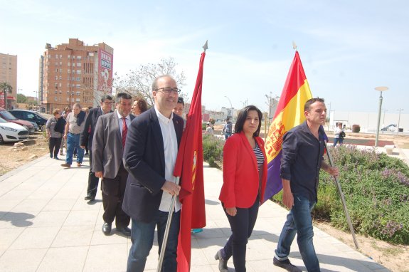 El alcalde de Alzira, la portavoz socialista y el edil de EU, con la bandera republicana. :: alfonso rovira