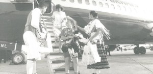 Dos jóvenes ataviados de huertanos reciben a los pasajeros de un avión británico en mayo de 1995. / Juan Leal