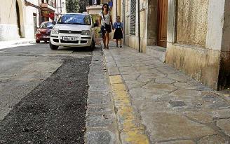 Varias personas circulan junto a la rígola recuperada. / P. C.