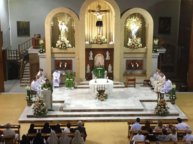 LA PARROQUIA DE SANTA BÁRBARA DE CASINOS RECIBE A SU NUEVO PÁRROCO