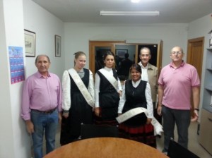 Miembros de la corporación municipal, pregonero, reina de las fiestas y damas de honor.