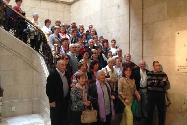 LA CRONISTA OFICIAL DE OVIEDO, CARMEN RUIZ-TILVE, FUE LA CICERONE DE LA VISITA A LA CIUDAD DE UN CENTENAR DE MIEMBROS DE CLUBES DE LECTURA DE CANTABRIA