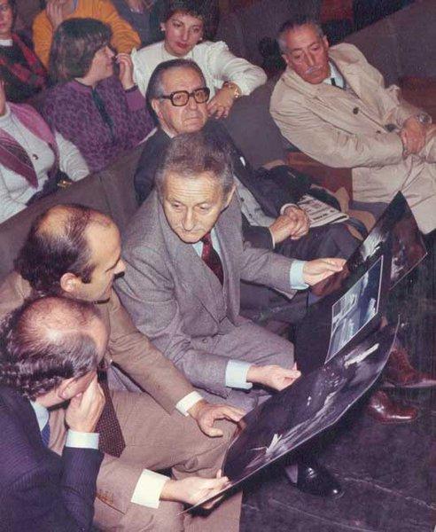 ÁGORA EN OVIEDO • UN GRUPO DE INCONDICIONALES QUE MANTIENE VIVA LA LLAMA DE LA HISTORIA DEL FOTO CINE CLUB, YA HISTORIA DE OVIEDO, TRAS MÁS DE MEDIO SIGLO DE ANDADURA.