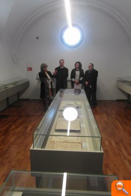 LA CONCEJALA DE CULTURA DE ORIHUELA INAUGURA LA EXPOSICIÓN DE DOCUMENTOS DEL ARCHIVO MUNICIPAL