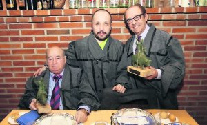 MANOLÍN Y ‘EL MESONERO’, PORCÓFILOS – JOSÉ MARÍA RUIZ Y MANUEL ALPERI RECIBEN ‘EL GOCHU ‘ GANADOR POR SU ‘PORCOFILIA’