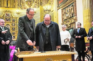 LA ESENCIA DE UN BARRIO • PESE AL ADELANTO, LOS ORIOLANOS CUMPLEN LA TRADICIÓN DE COMPRAR `LA PESÁ´ EN LA FIESTA DE SAN ANTÓN