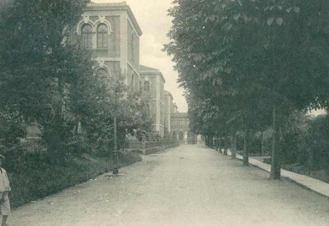 MUDANZAS HOSPITALARIAS: EL PRIMER HOSPITAL GENERAL SE ABRIÓ EN EL CONVENTO DE SAN FRANCISCO, HOY JUNTA GENERAL – EN SAN MATEO SE EXHIBÍAN LOS LOCOS MÁS LLAMATIVOS