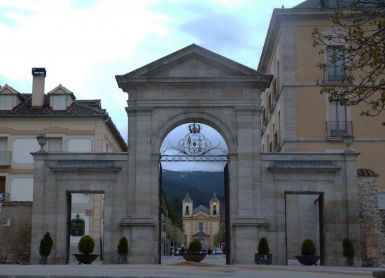 LAS CORONAS DE LAS PUERTAS DEL REAL SITIO