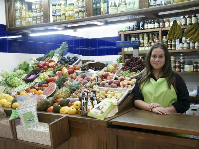 VUELVE ARCHIMBOLDO, CON SUS FRUTAS Y VERDURAS • ANTE LA APERTURA DE PEQUEÑOS COMERCIOS EN EL CENTRO DE LA CIUDAD A PESAR DE LA CRISIS