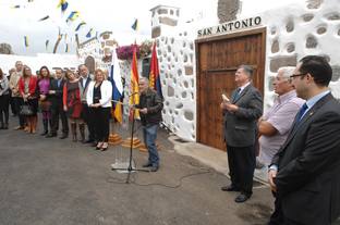 UNA ERMITA HECHA UN PINCEL • TRAS SIETE AÑOS DE ESPERA, LOS VECINOS DE SAN ANTONIO REESTRENAN CON UN TENDERETE SU HISTÓRICO TEMPLO