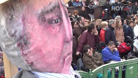 CABUVY PRONUNCIA UN PREGÓN LLENO DE CHISTES PARA ABRIR EL CARNAVAL DE CÁCERES • LA FIESTA DE LAS LAVANDERAS CELEBRÓ AYER SU 25 ANIVERSARIO CON EL INDULTO DE UN PELELE, QUE SE PUEDE VER EN EL MUSEO MUNICIPAL