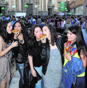 TODO POR UN ‘PASTELICO’ DE CARNE • LA PASTELERÍA ROSES DE LA PLAZA DE CAMACHOS SE ALZÓ CON EL PREMIO AL MEJOR PASTEL EN EL CONCURSO POR SU TEXTURA, SABOR Y PRESENTACIÓN. 16 CONFITERÍAS DE MURCIA REPARTEN MÁS DE 10.000 MANJARES DE HOJALDRE EN BELLUGA
