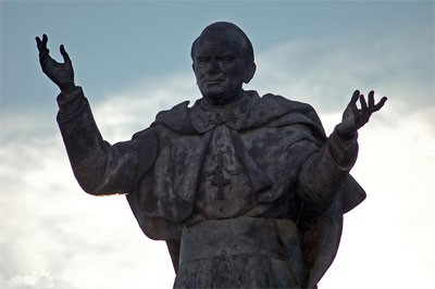 LA EXPOSICIÓN DE OBRAS DE JUAN DE AVALOS SOBRE JUAN PABLO II RECIBE 600 VISITAS