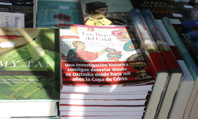 LOS LIBREROS LEONESES CONFÍAN EN QUE LA FERIA DEL LIBRO REPUNTE LAS VENTAS • BOTINES ACOGE LA CELEBRACIÓN DEL DÍA DEL LIBRO CON LAS ÚLTIMAS NOVEDADES QUE IRÁN A LA FERIA DEL LIBRO / LA TEMÁTICA LEONESA DESTACA ENTRE LOS MÁS VENDIDOS